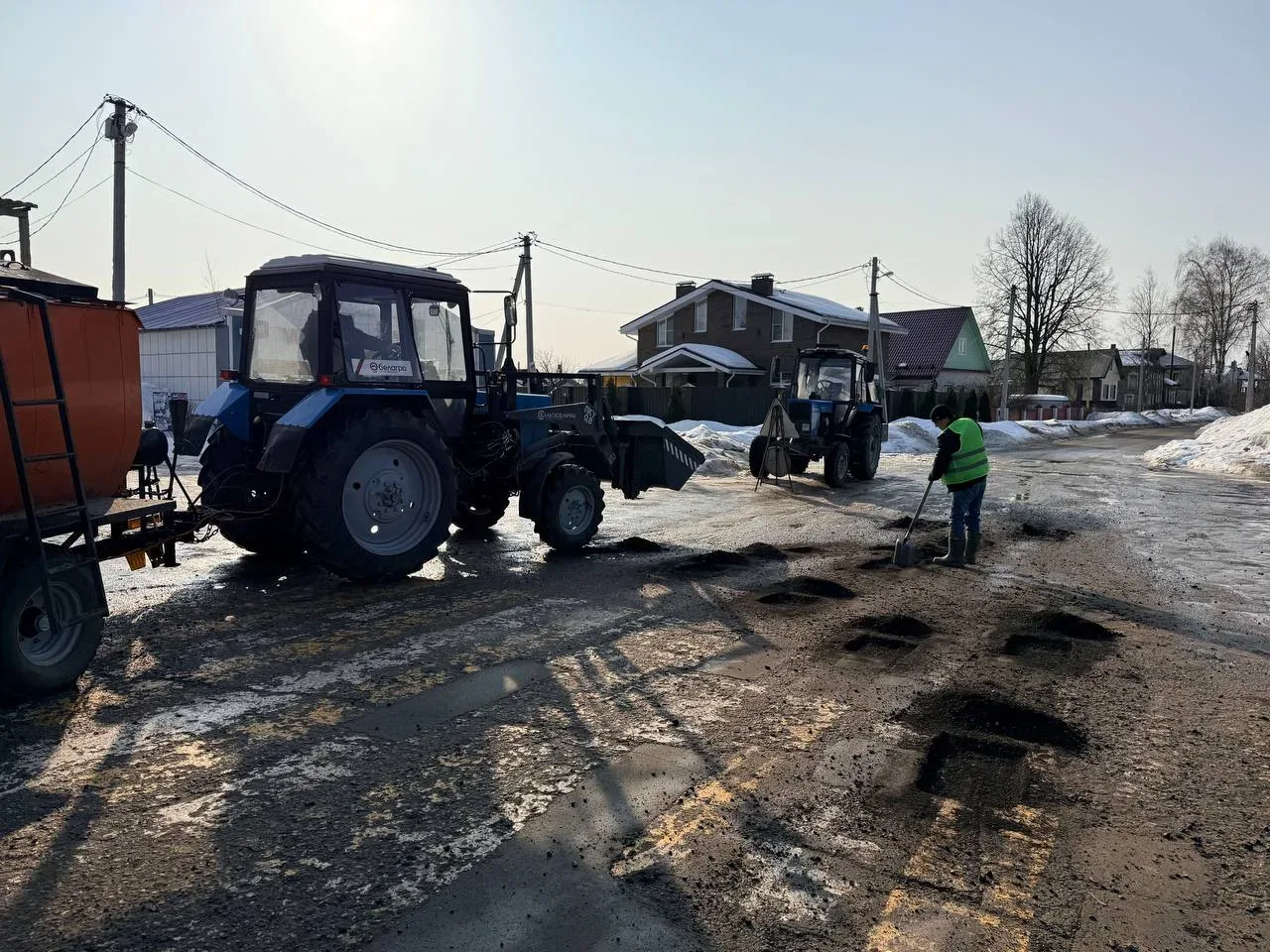 🚧 В Талдомском городском округе продолжаются работы по ямочному ремонту дорог.