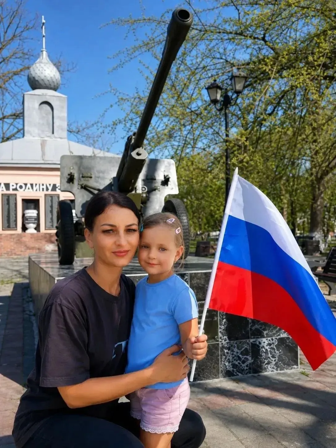 Аня и Ира Нечепуренко с мамой поздравляет всех с праздником