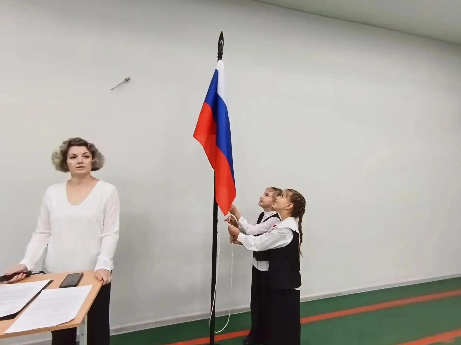 🇷🇺 Новая учебная неделя в Гимназии №32 началась с торжественной церемонии!