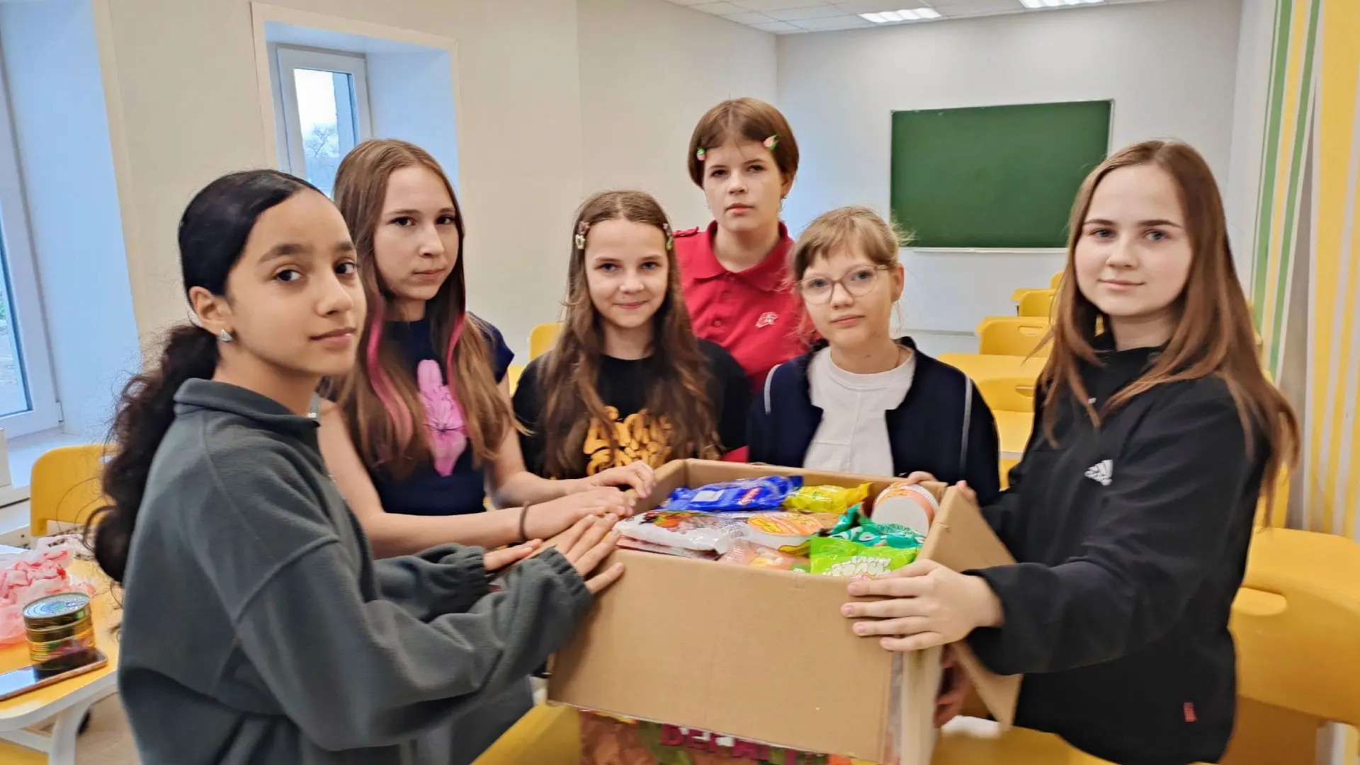 📍В преддверии Дня Победы ученики 6 «В» класса объединились для участия в акции «Коробка добра». Это 