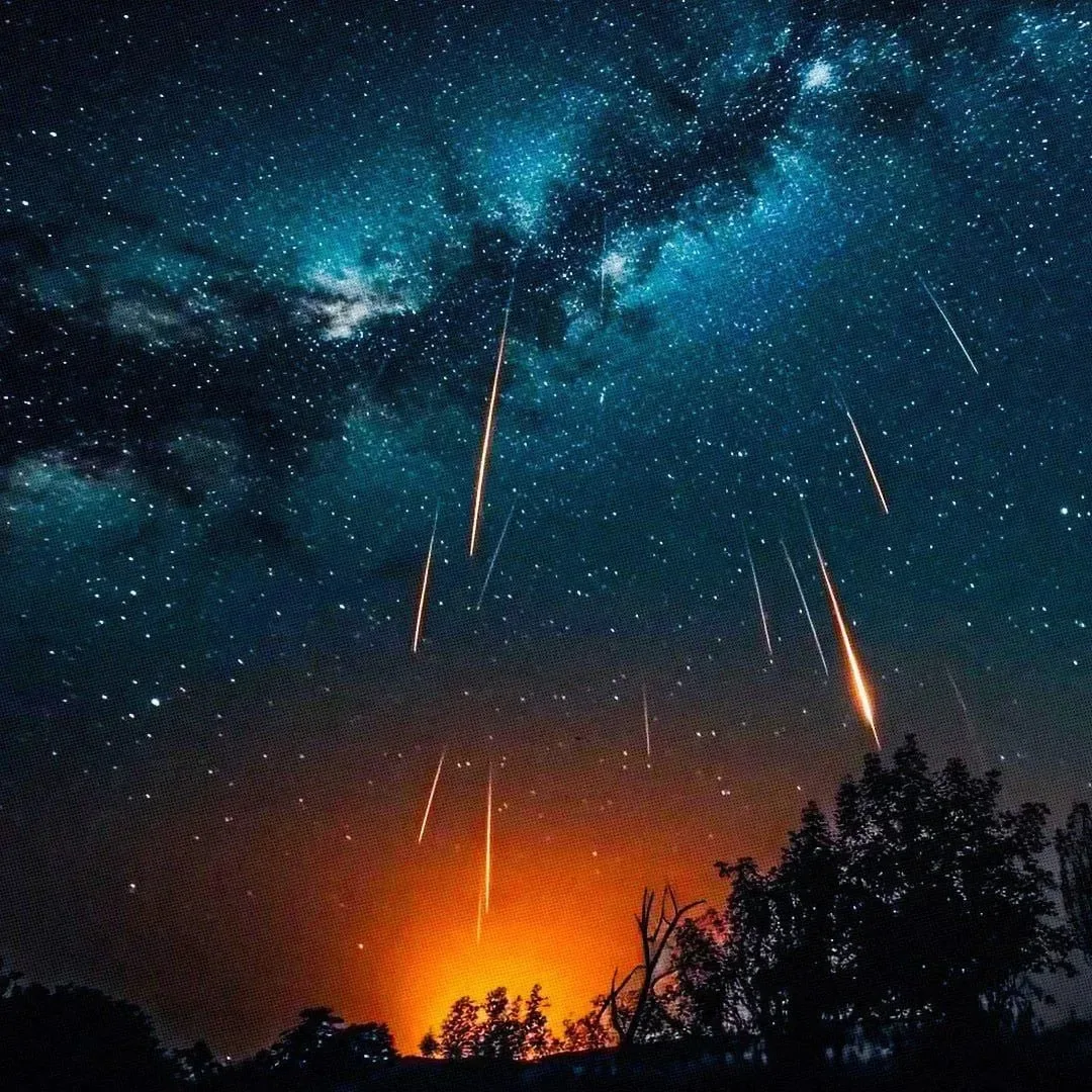 🌠Увлекательное космическое шоу: в ночь с 8 на 9 октября над Петербургом и областью нас...
