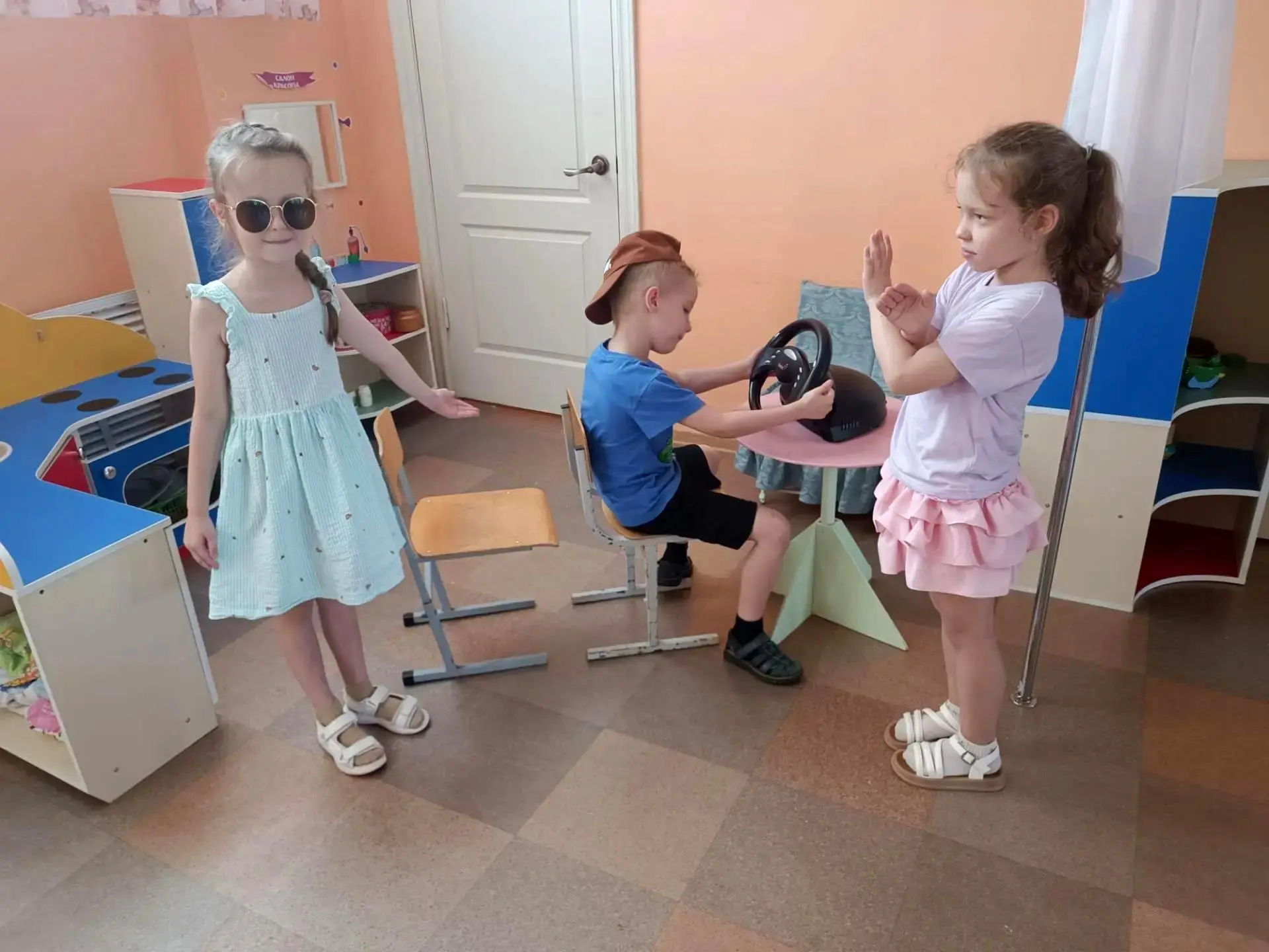В рамках тематической недели безопасности старшие дошкольники разбирали непростые ситуа...