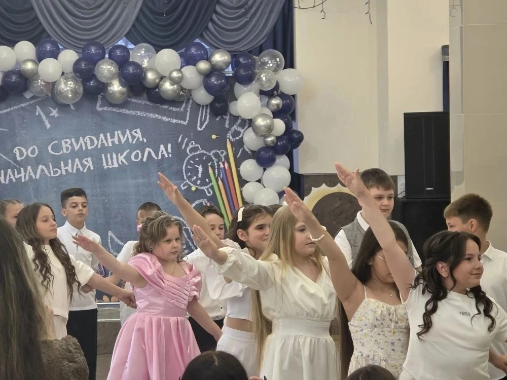 Состоялся выпускной в 4 классе гимназии.  Несколько красивых моментов с этого мероприятия.