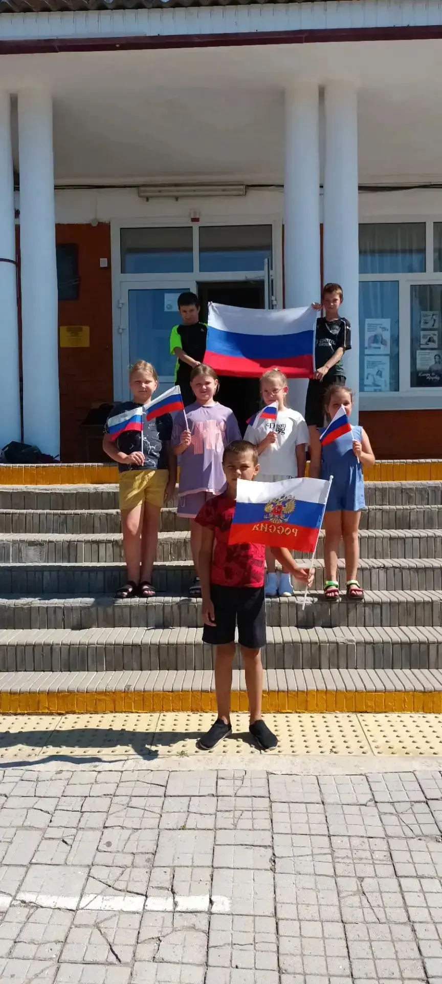 В преддверии Дня Государственного флага Российской Федерации ученики МБОУ СОШ №18 присо...