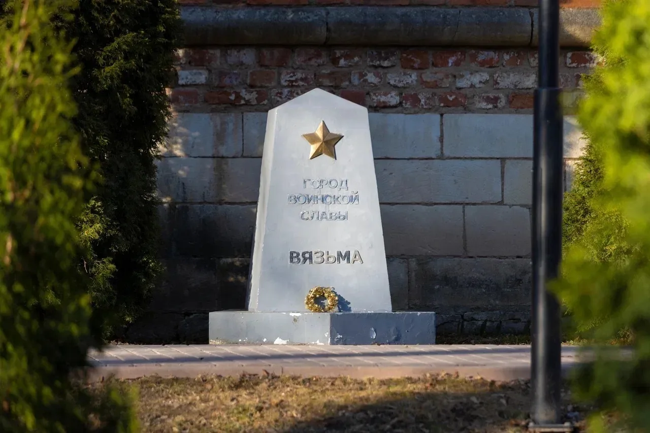 ⚡В центре Смоленска началась замена стел городов-героев  🟠В сквере Памяти Героев начался демонтаж ст