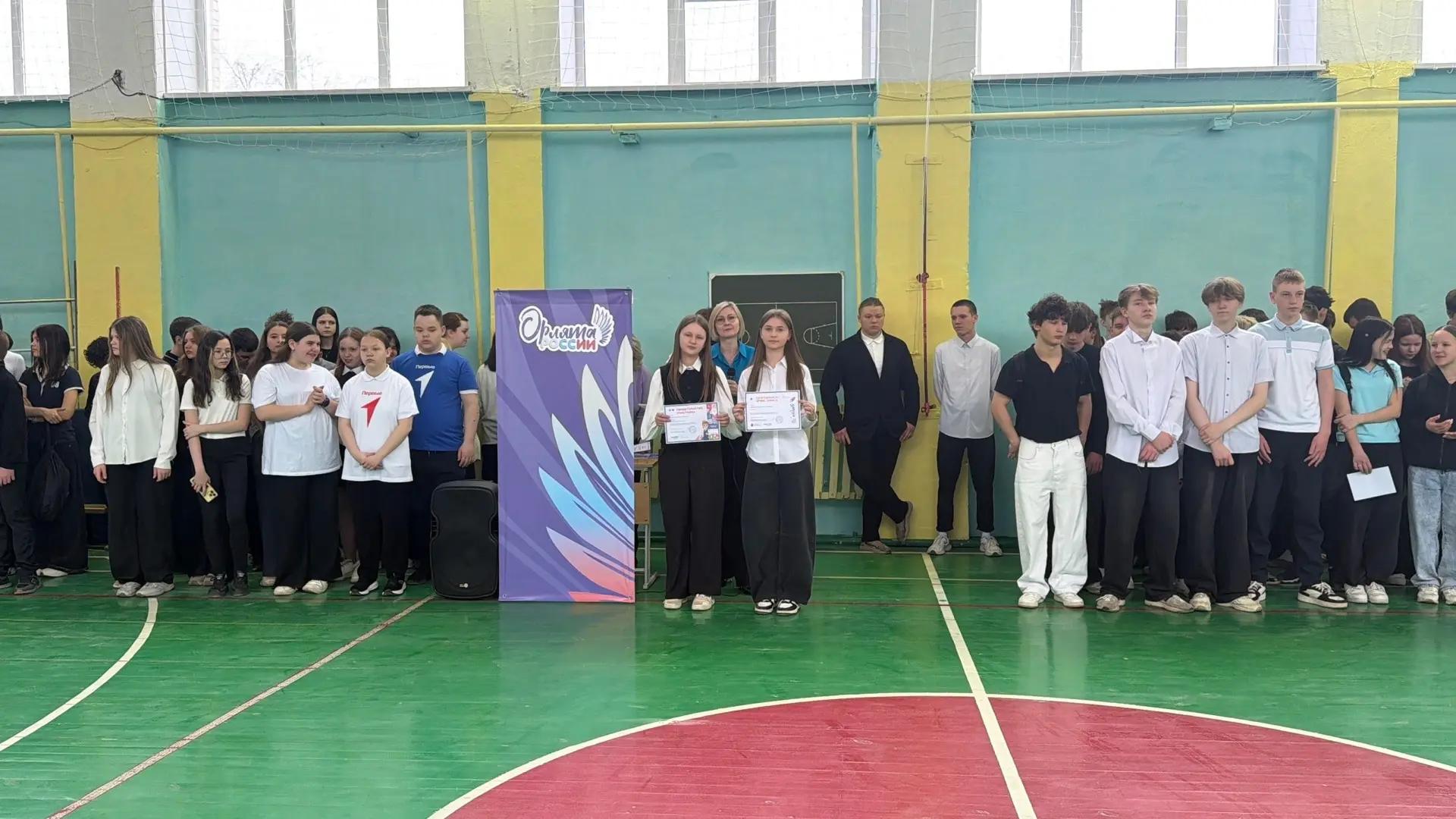 ✅Сегодня после церемонии поднятия флага 🇷🇺 прошла традиционная линейка по итогам третьей четверти.  