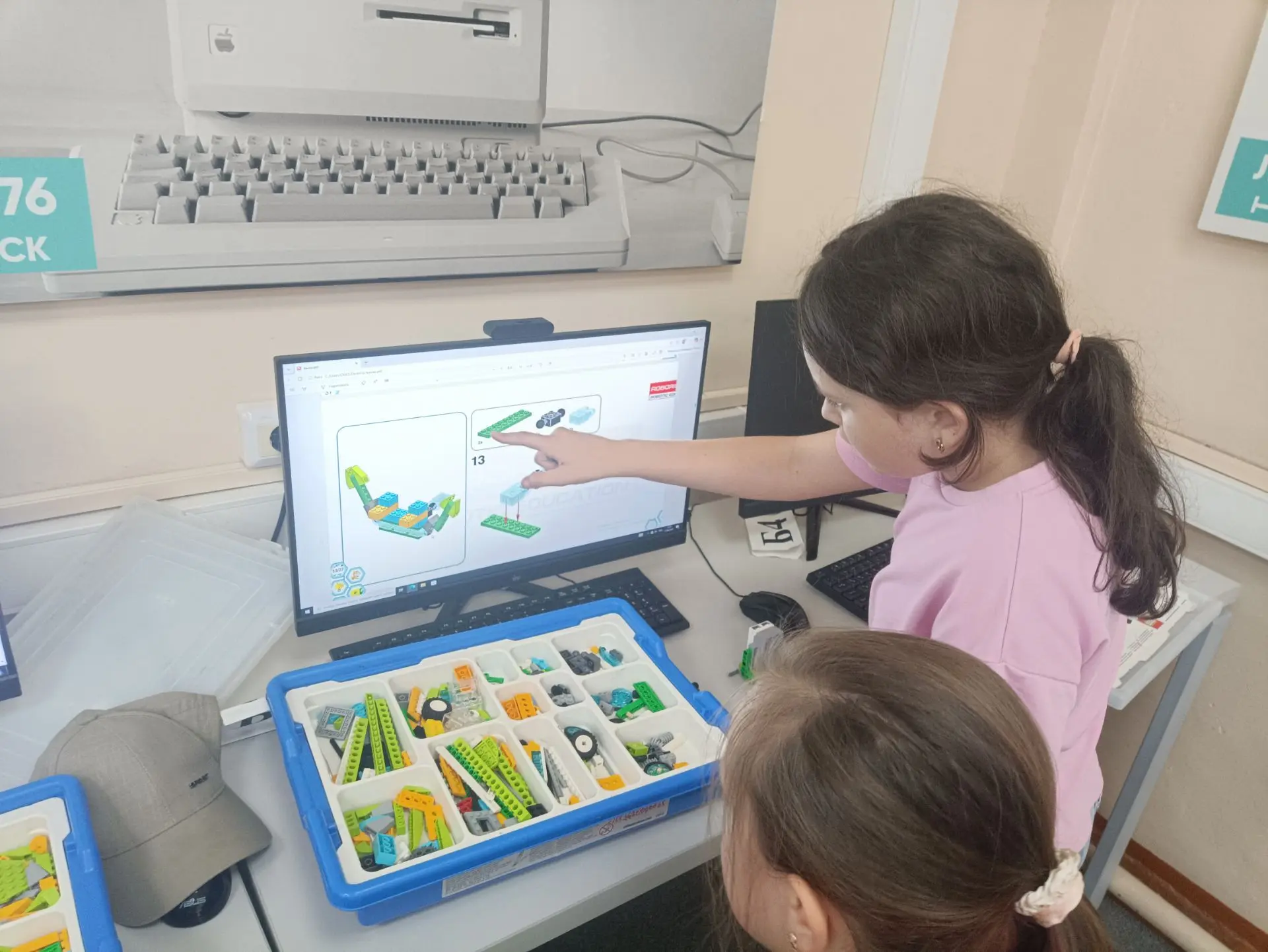 Сегодня воспитанники лагеря приняли участие в мастер-классе по робототехнике, который проходил в лиц