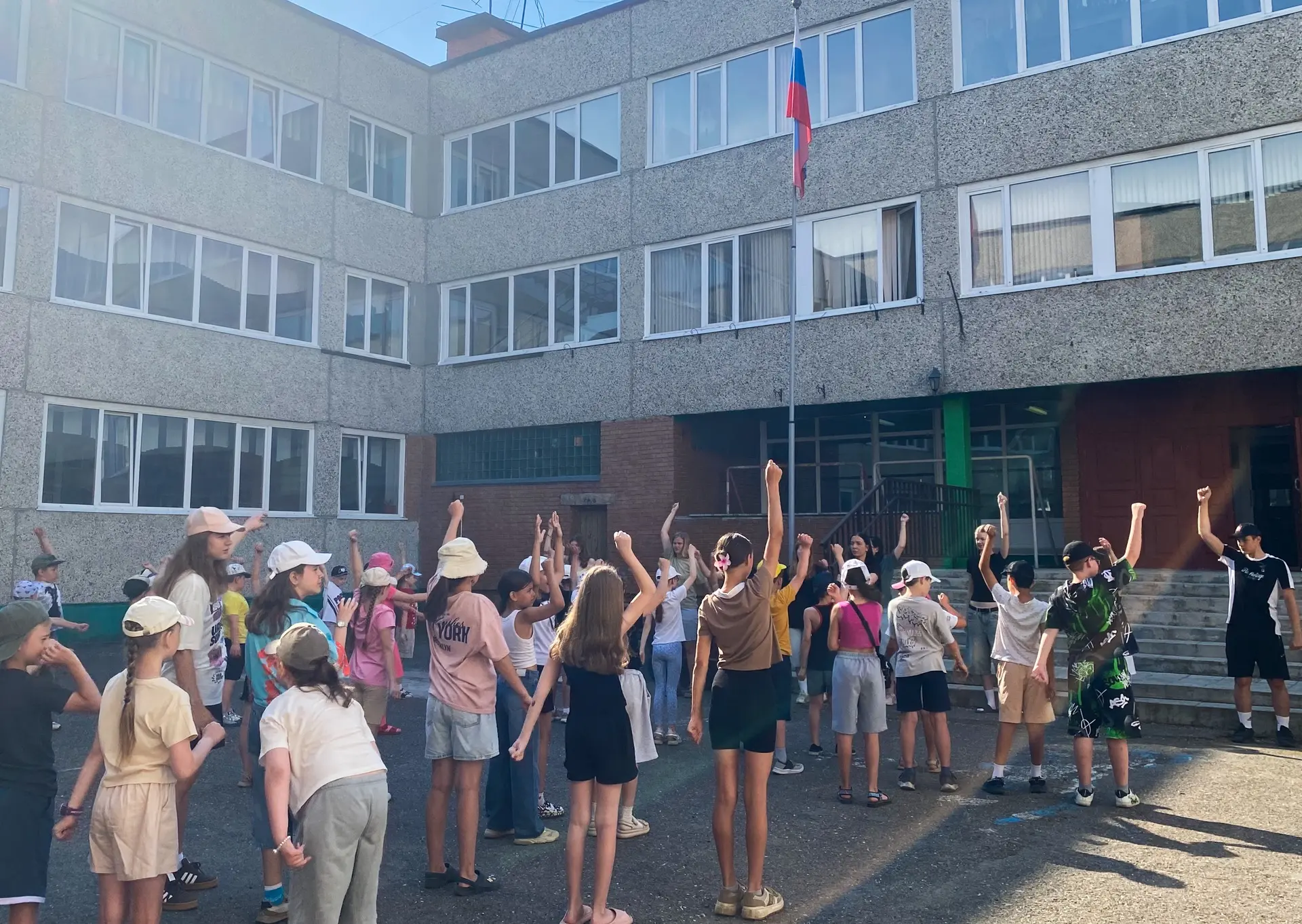😊 Вот и пролетел последний день второй недели в нашем пришкольном лагере «Солнышко»! Утро началось 