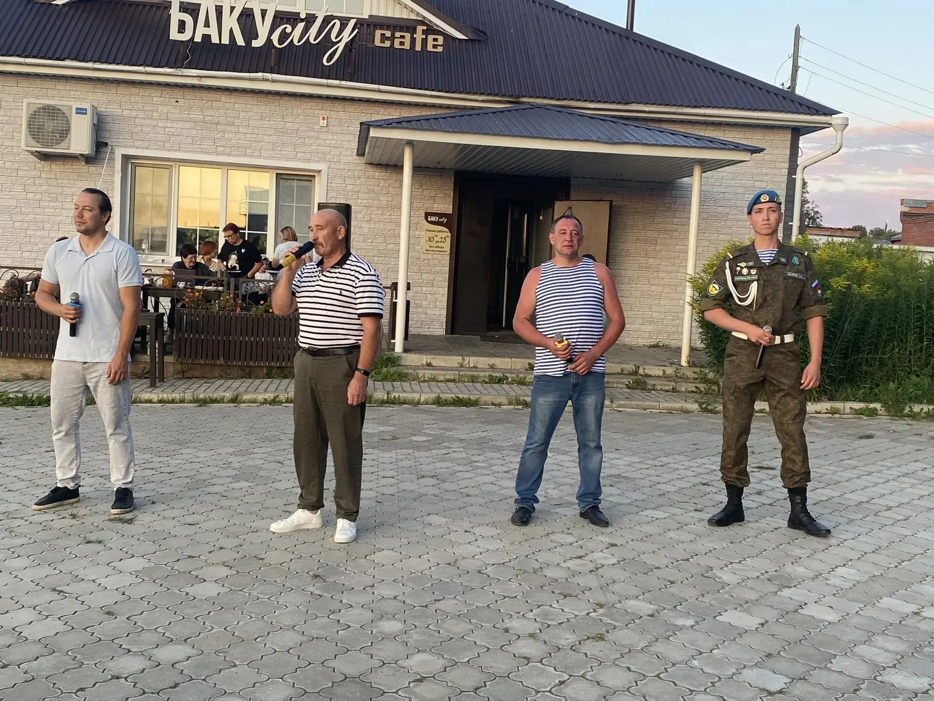 В прошлые выходные артисты Калининского СДК по ежегодной традиции поздравили десантнико...