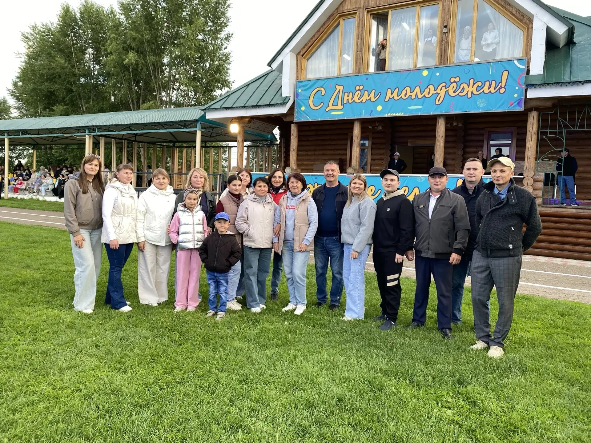 Поздравляем с Днём молодёжи! 🎉 Это праздник энергии, смелых идей и больших возможностей. Желаю, что