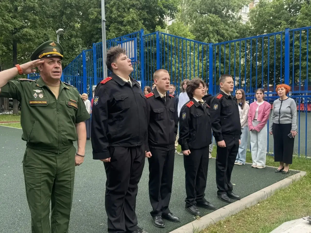 🇷🇺По неизменной традиции последняя учебная неделя в нашей школе началась с торжественной церемонии в