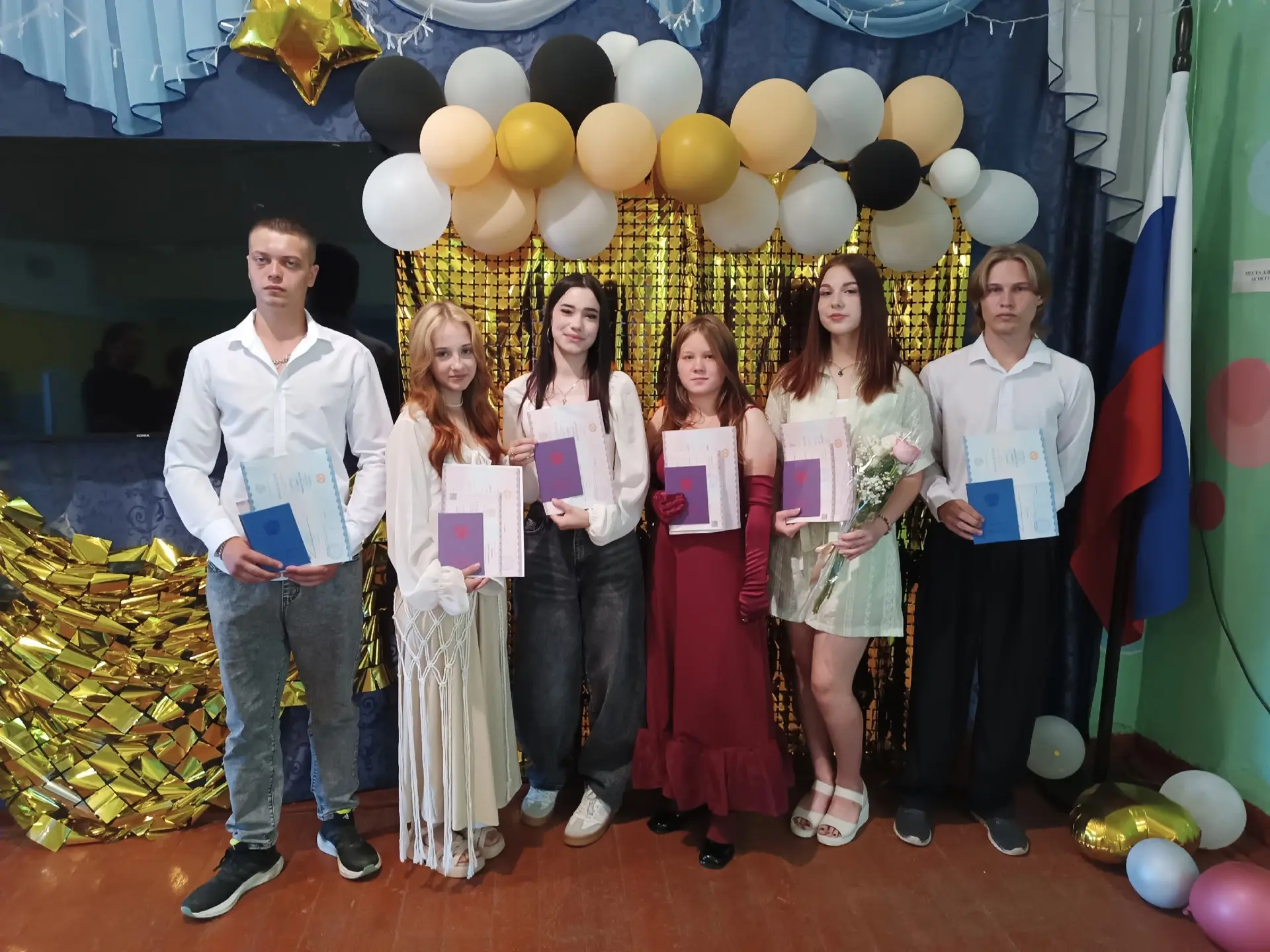 🎉 Торжественное вручение аттестатов выпускникам 9‑го и 11 -го классов! 🎉