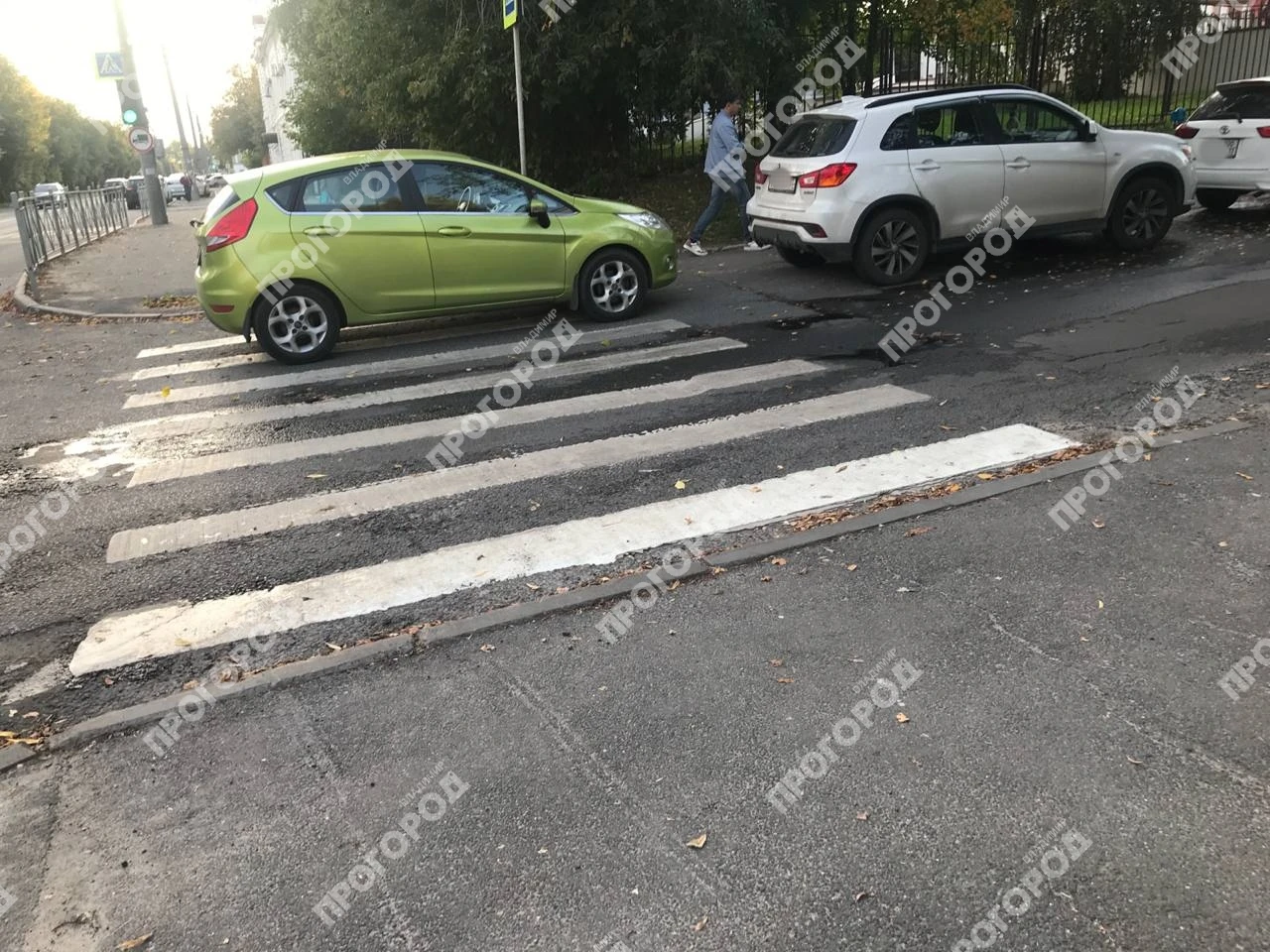 От читателя: У 3 гимназии паркуются прямо на пешеходном переходе. Разве это нормально?