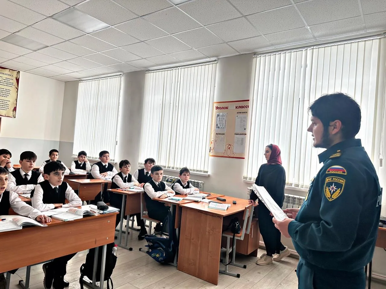В нашей школе прошла профилактическая беседа по вопросам безопасности. Сотрудник МЧС Тарамов Акраман