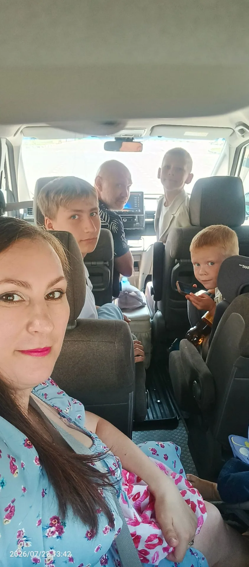 Вот такой дружной семьёй мы впервые поехали по городу.