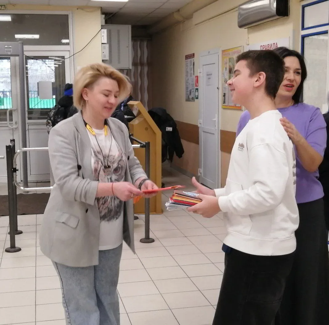 "Милые леди, прекрасные дамы! Бабушки, дочки, сестрички и мамы! Все вы красавицы, все вы богини, Все