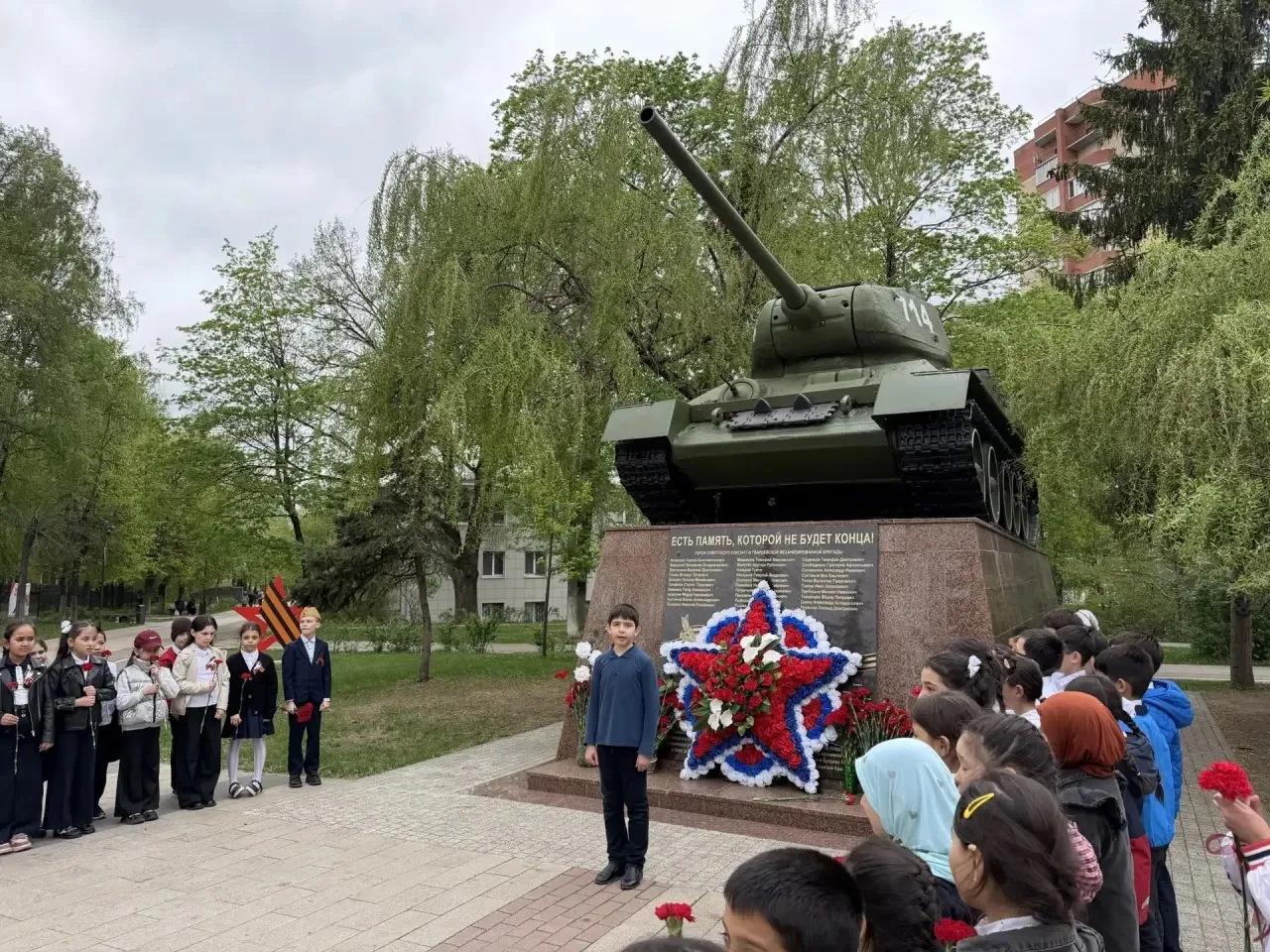 Сегодня наши ученики 2 «Д» и 2 «Е» классов с гордостью и уважением возложили цветы к памятнику героя