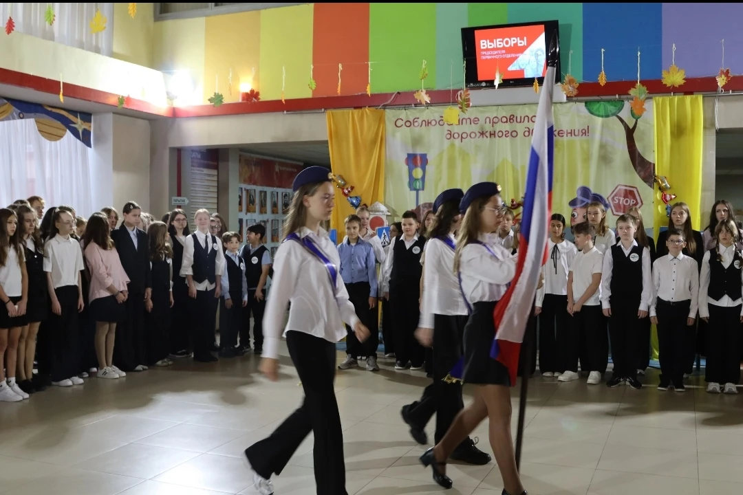 ☀Утро понедельника по традиции началось с линейки в атриуме.