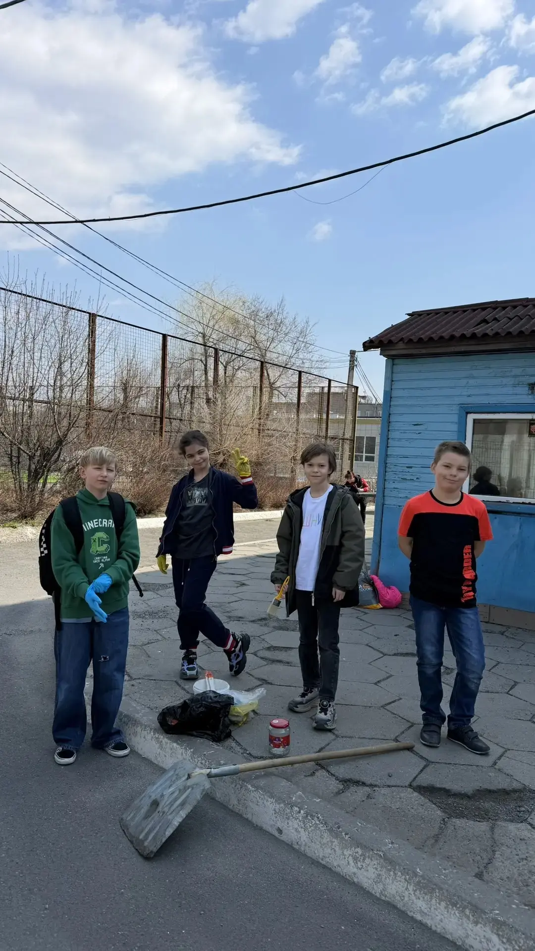 Учащиеся и родители 3 «Б» класса приняли участие в весеннем субботнике🌸  18 апреля 3 «Б» класс, под 