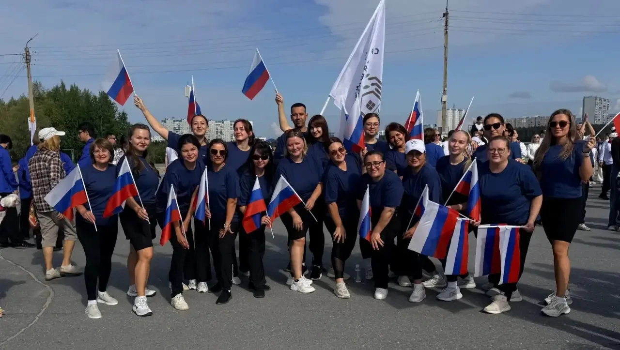 Смотрите скорее, Зелёная🌿 сегодня на городской зарядке, поздравляет всех с праздником!))