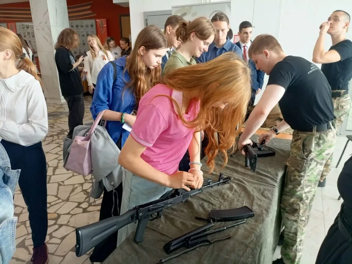 ⭐ Дороги Победы: наш 8-й класс в сердце истории  14 мая 2026 года наши замечательные ученицы 8 класс