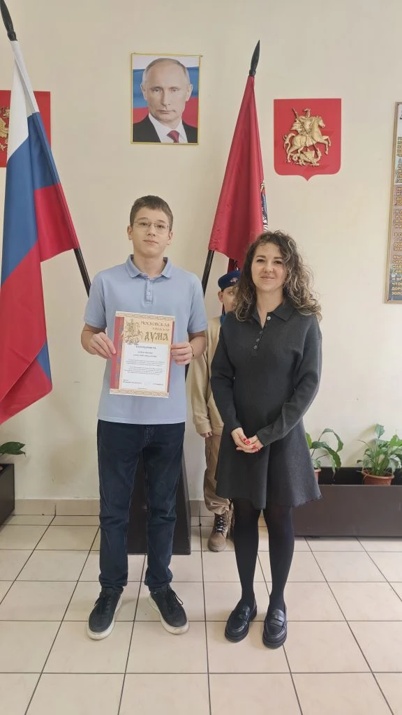 🇷🇺 Начинаем неделю с важного! ✨ Новая учебная неделя в нашей школе традиционно началась с торжествен