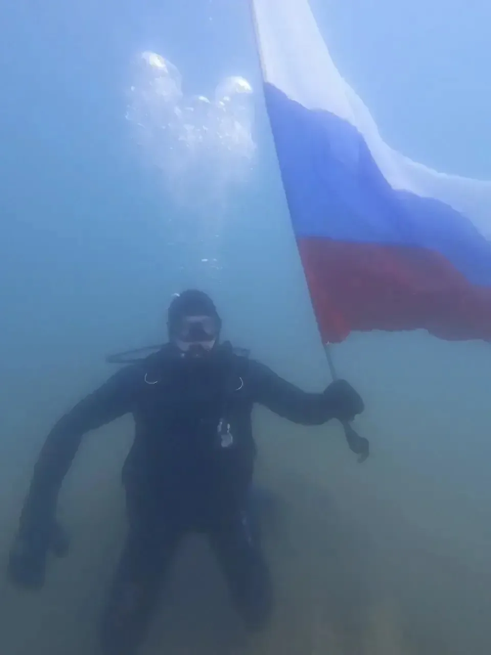 🇷🇺 Ямальский ветеран СВО развернул флаг России под водой в честь главного праздника страны

Руково