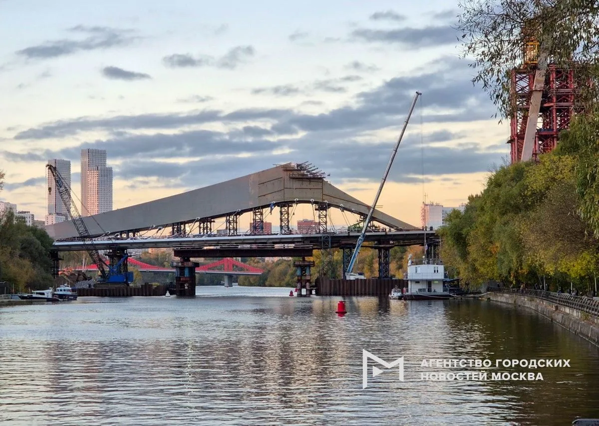 Продолжается строительство «моста-паруса» через Москву-реку в створе Новозаводской улиц...