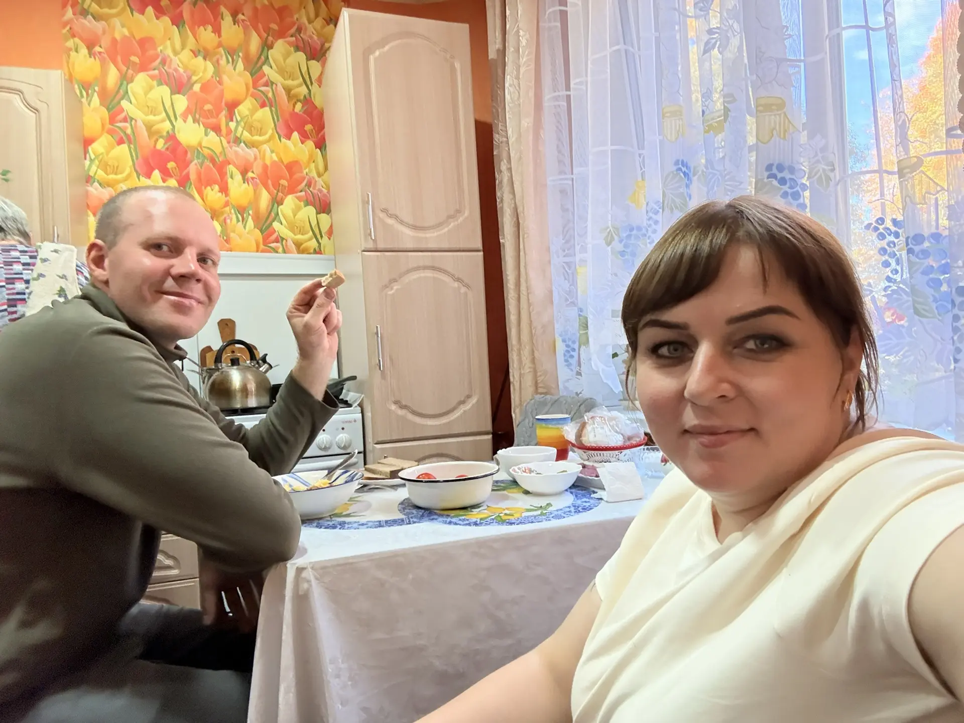 Зашли к бабушке покушать)