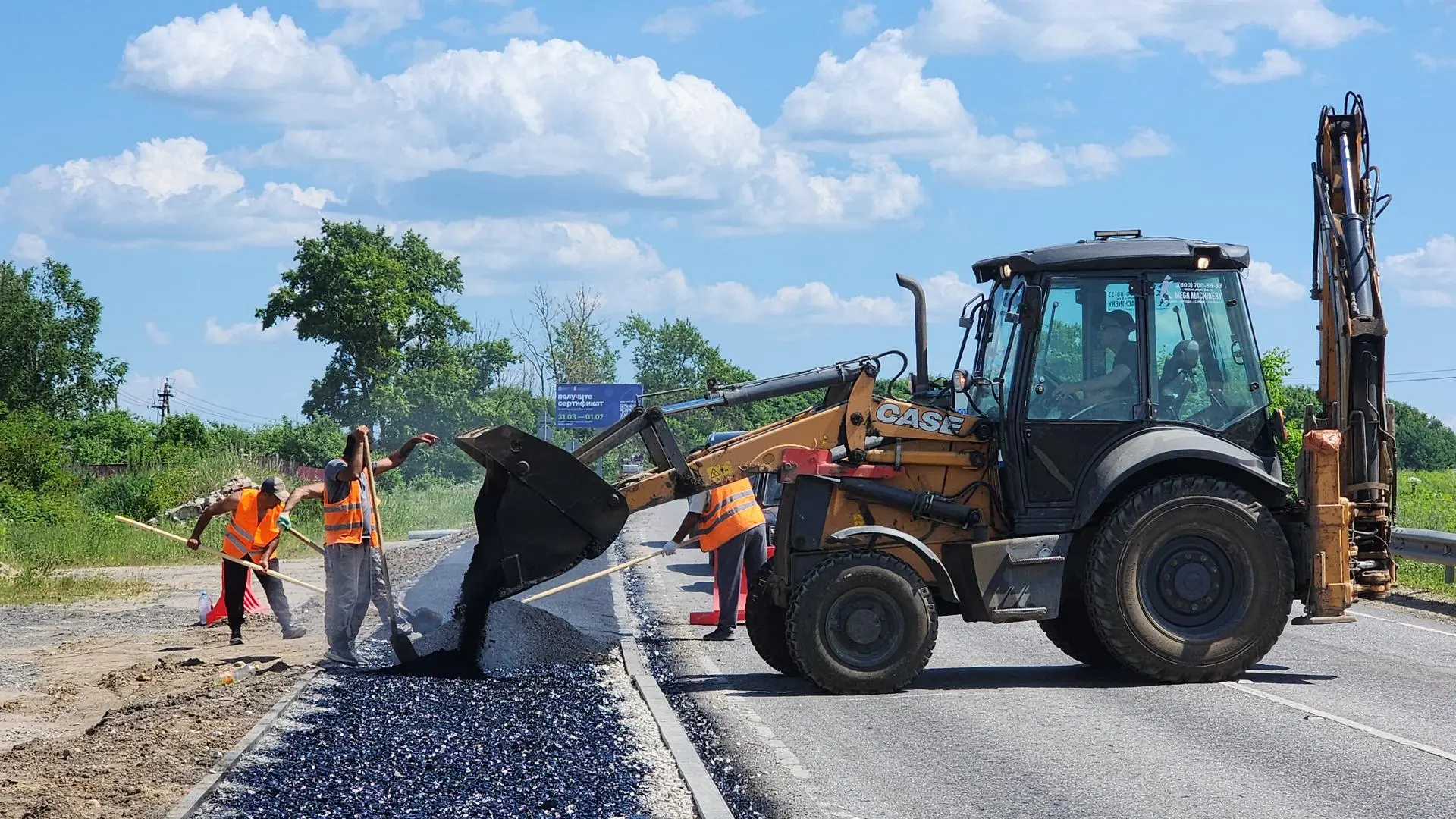 Дорожники приступили к укладке асфальта на новом тротуаре