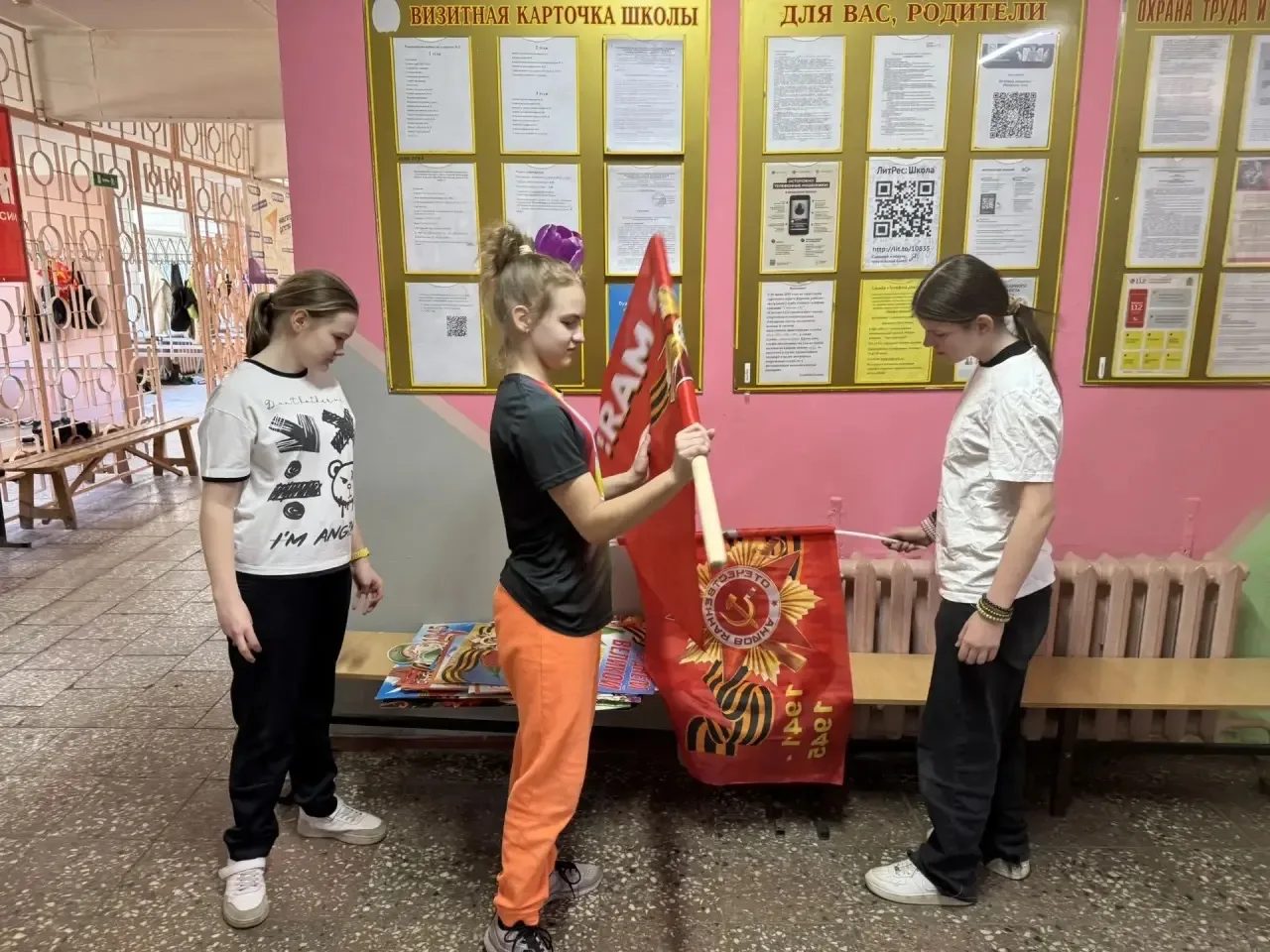 В преддверии Дня Победы наши волонтёры активно включились в подготовку школы к празднику. Ребята с б