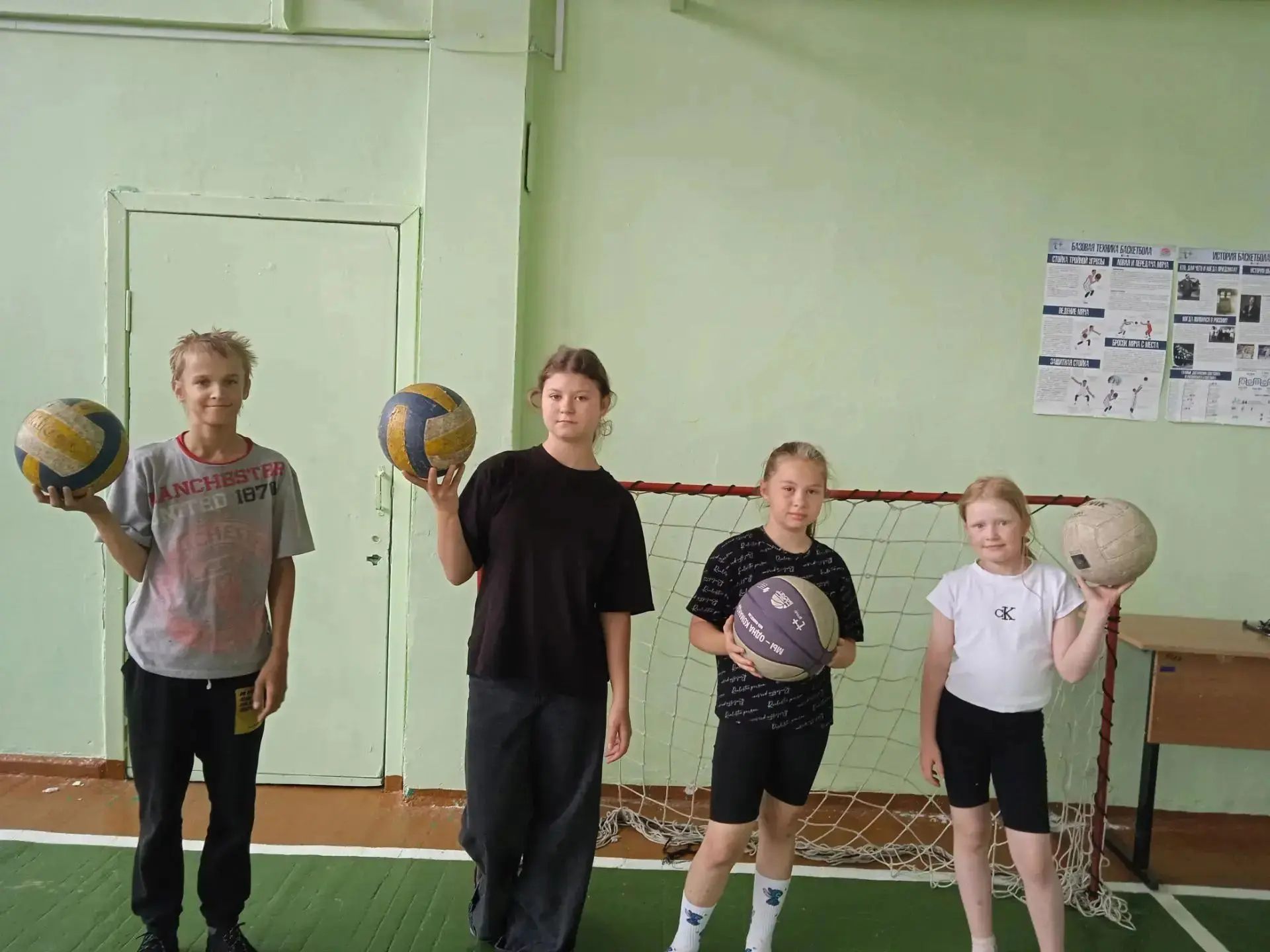 День четырнадцатый 🌦️

✅ С самого утра, пока небо было ясным, мы поспешили на улицу. Качели, рисунк