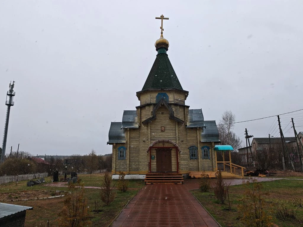 Теплым весенним снегом встретил нас Никольский храм села Бобино