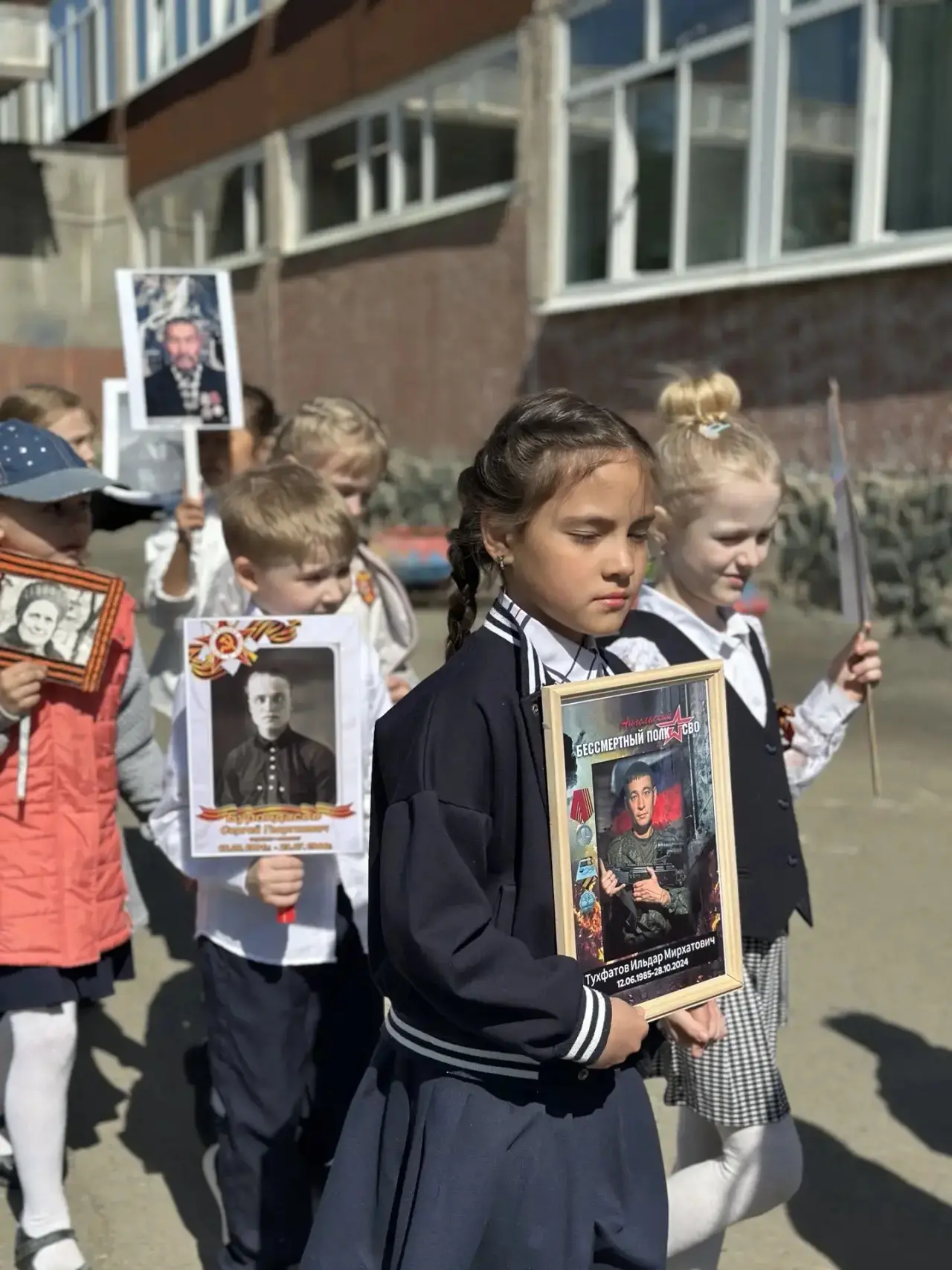 🕯️ Сегодня в нашей школе прошла акция «Бессмертный полк» 🕯️  Наши самые юные ученики — те, кто тольк