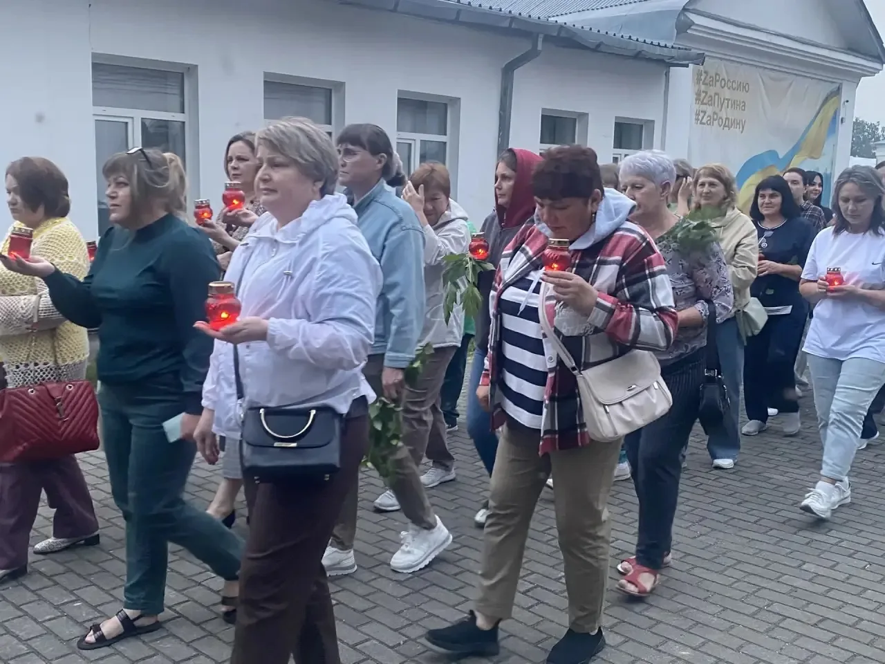 Свеча памяти — это не просто акция, это живая связь поколений. Огонёк в руках каждого участника симв