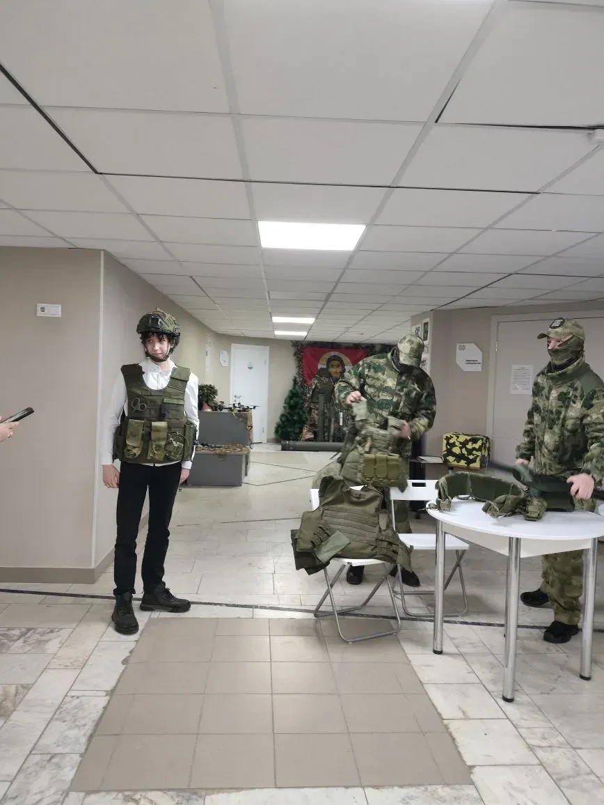 Учащиеся 8 г класса на экскурсионной встрече с представителями территориальной обороны на выставке «