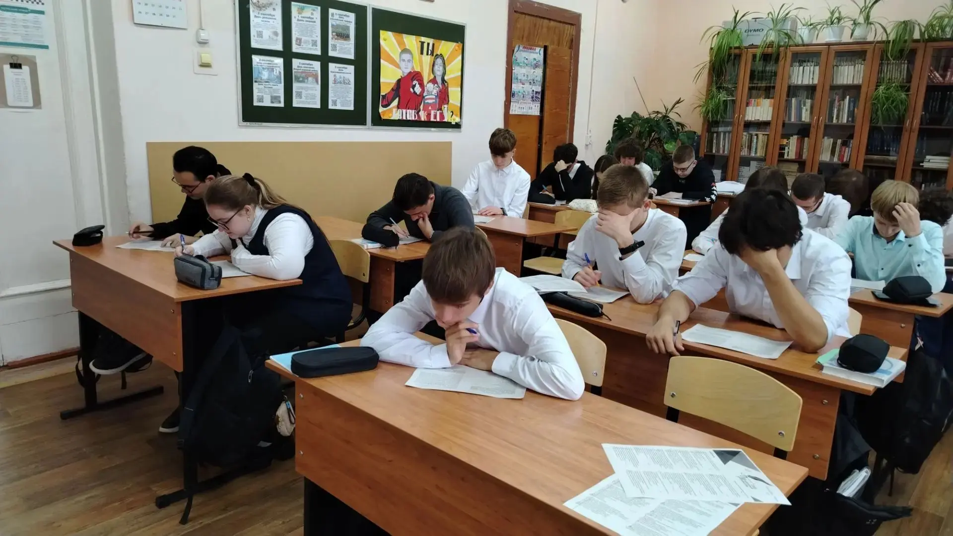 Сегодня учащиеся 10а и 11а классов приняли участие в Есенинском диктанте, мероприятии п...