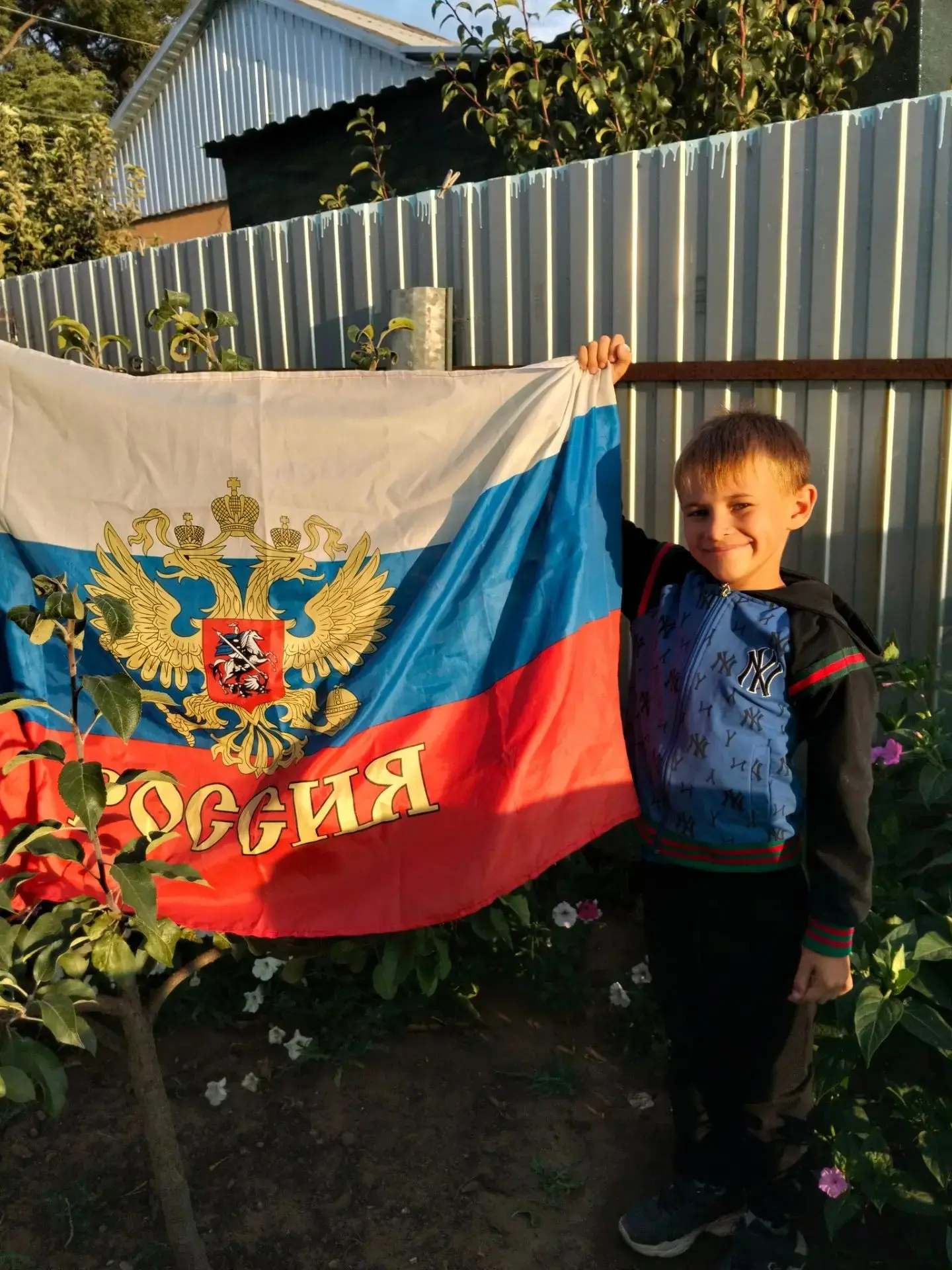 🇷🇺Ученик  2 класса Головин Денис присоединился к акции " Мой флаг - моя Россия».