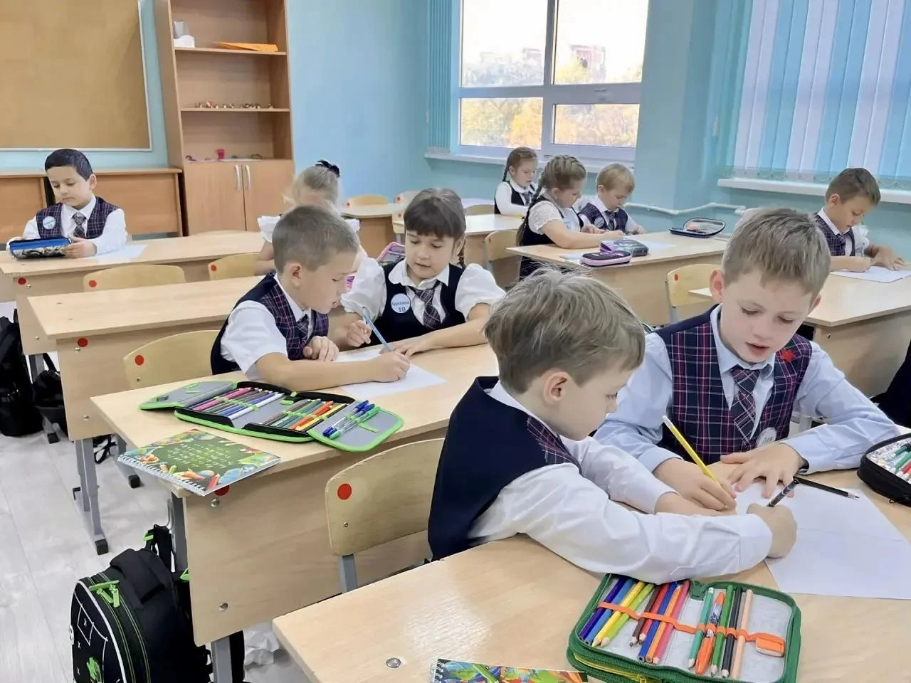 🎓 Понедельник, 28 сентября: учебная неделя в «Гимназии № 6» началась с «Разговоров о в...