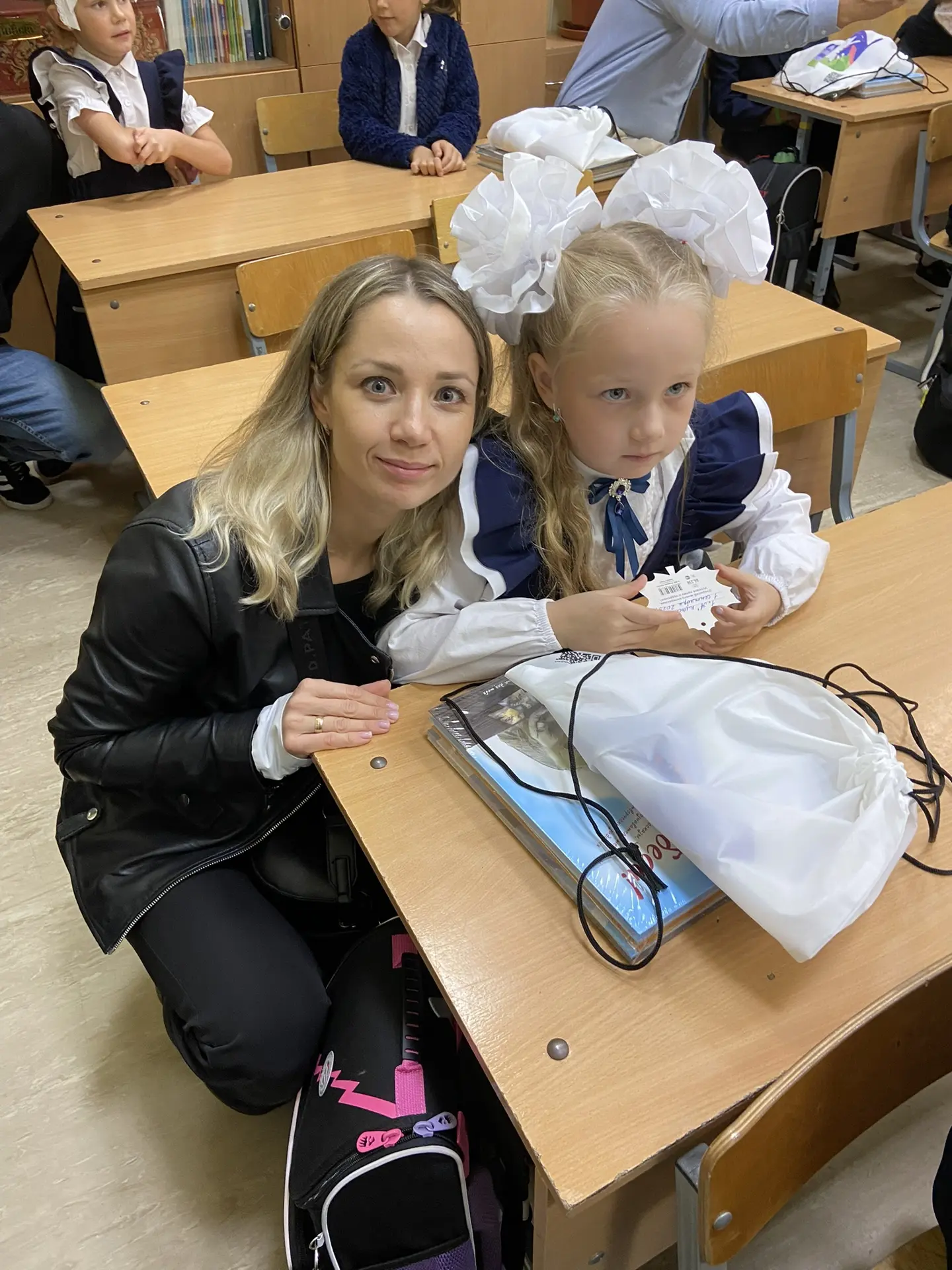 Что-то между: «Я уже взрослая» и подраться с братом в песочнице за лопатку😂