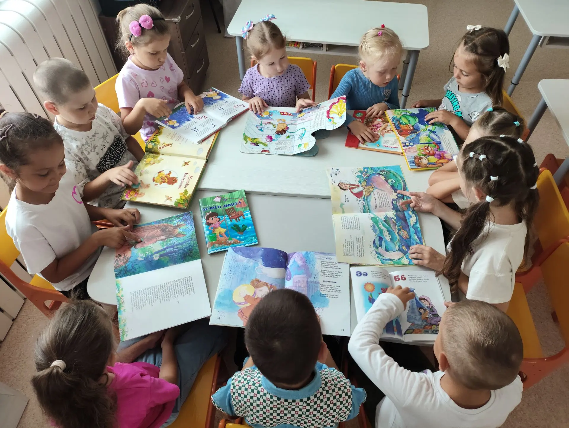 31 июль – яраткан китапларны искә алу көне🥰 Бу көнне барлык китап сөючеләр эшләрен һәм...