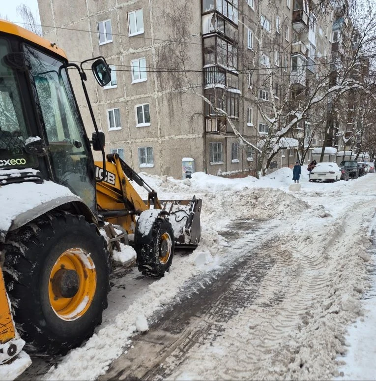 Сегодня очищены придомовые территории домов №15 и №17/4 по улице Родионова. Работа ведётся в усиленн