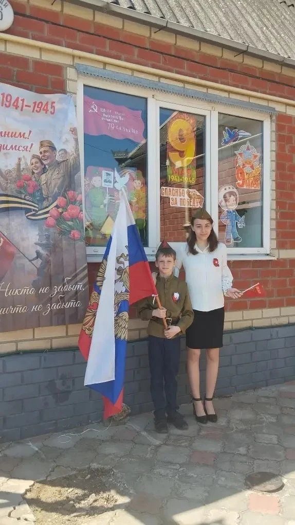 Наши окна вновь расцвели яркими красками и символами памяти! Учащиеся МБОУ СОШ №3 с гордостью продол