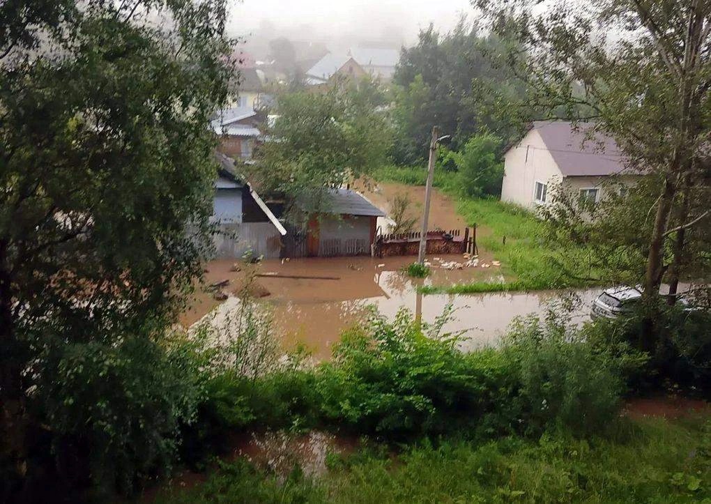 🌧 В Глазове из-за сильных дождей подтопило посёлок Западный