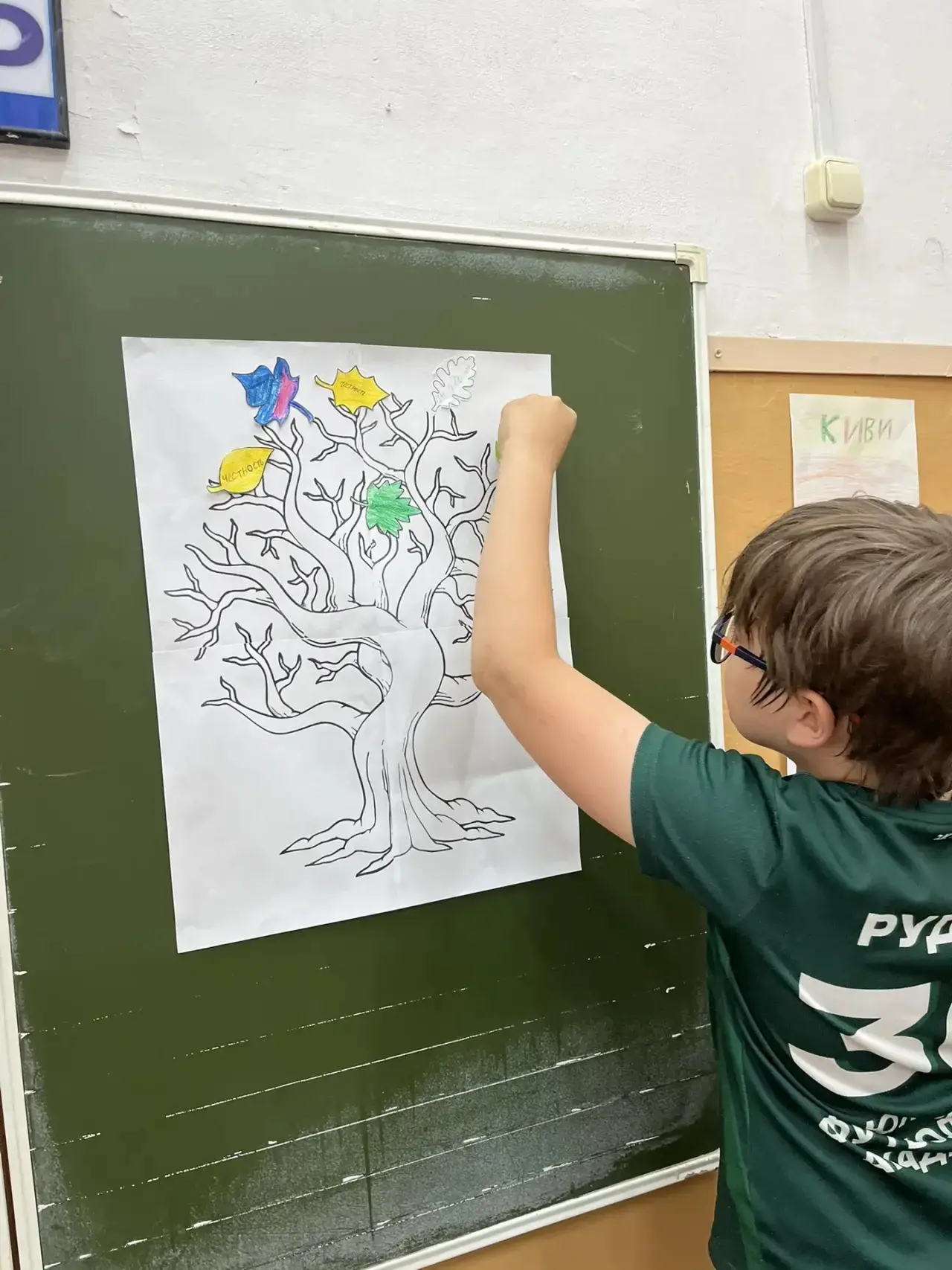 ☀️ «Чкаловец»: день шестой 

🤝 В рамках Дня друзей ребята создали яркое и необычное «Дерево дружбы»