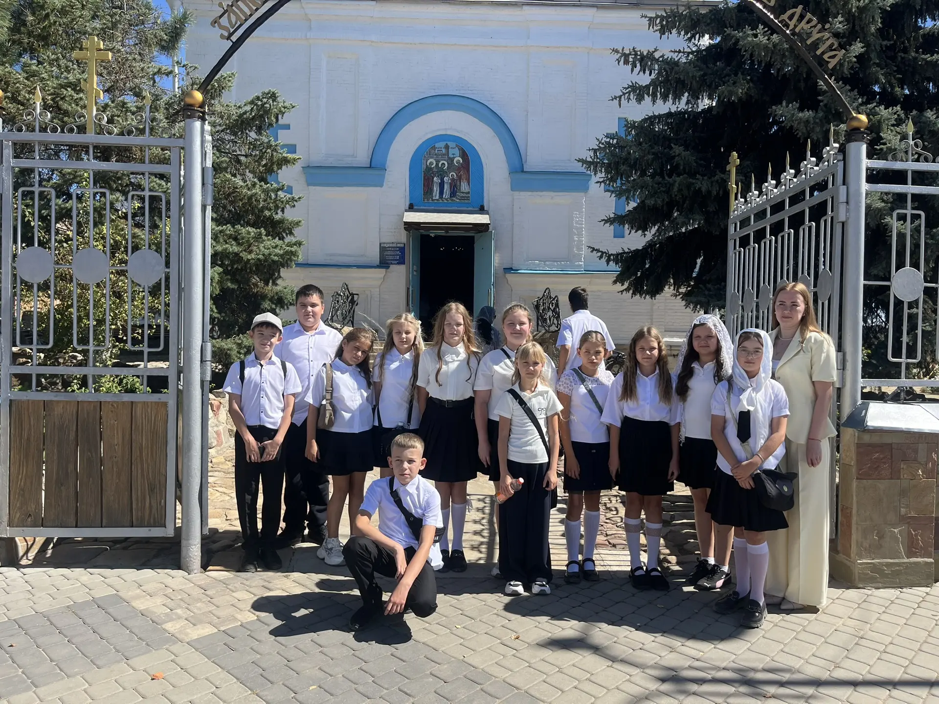 ⛪️Сегодня, 1 сентября 2026 года, ученики нашего 5 «Б» приняли участие в соборном молебне.