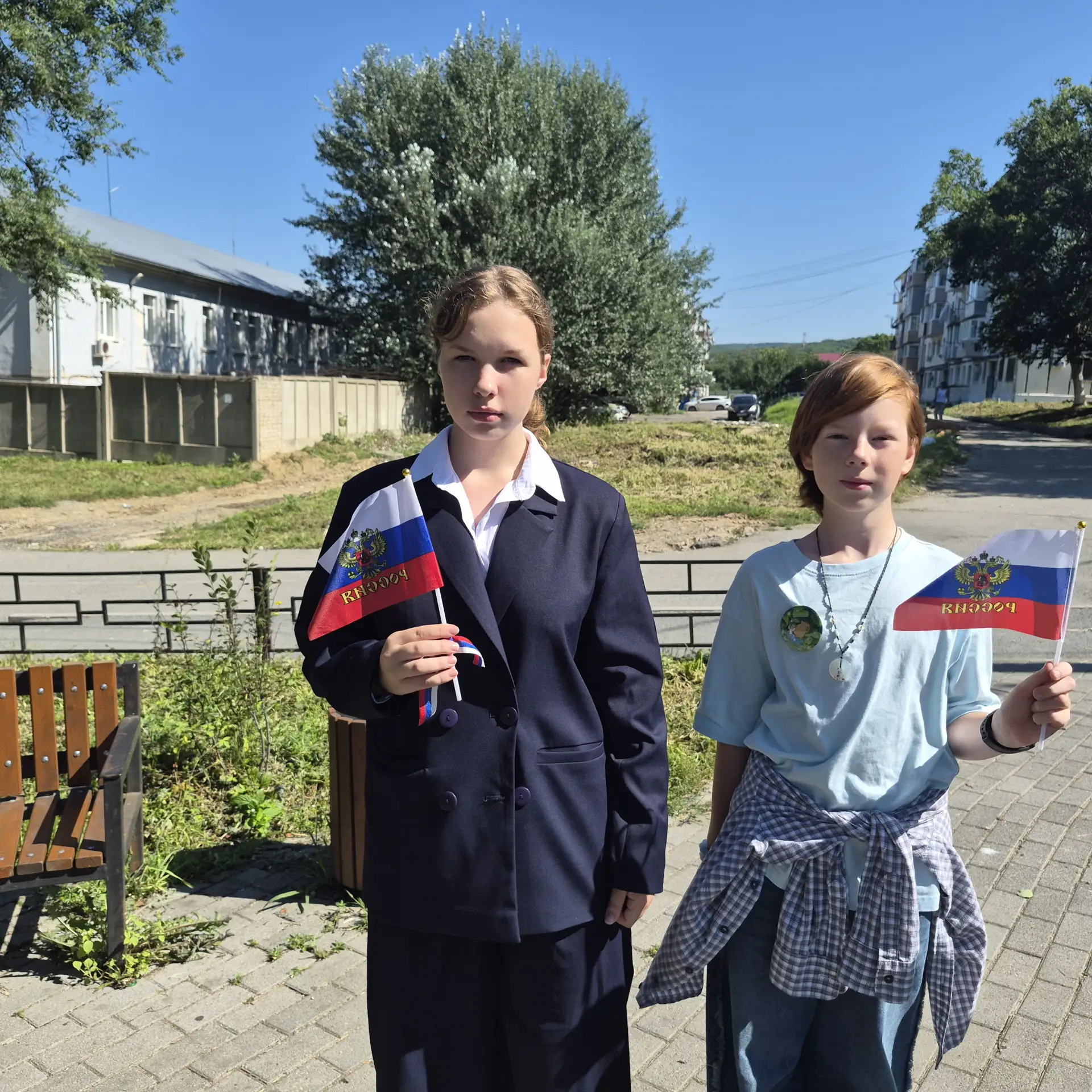 В преддверии Дня Государственного флага России сотрудники и волонтеры Центральной город...