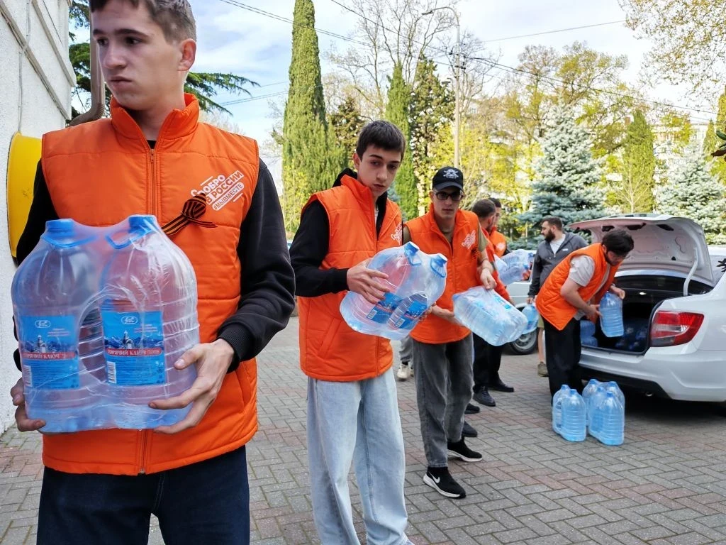 «Единая Россия» доставила гуманитарную помощь штабу #МЫВМЕСТЕ в Туапсе 🤝  Волонтёрам передали продов