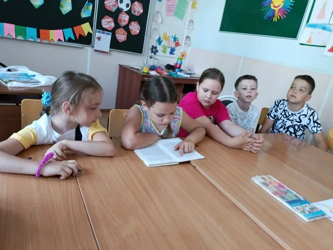 Сегодня в лагере с дневным пребыванием детей "Солнышко" прошли "громкие чтения". В отрядах "Первые" 