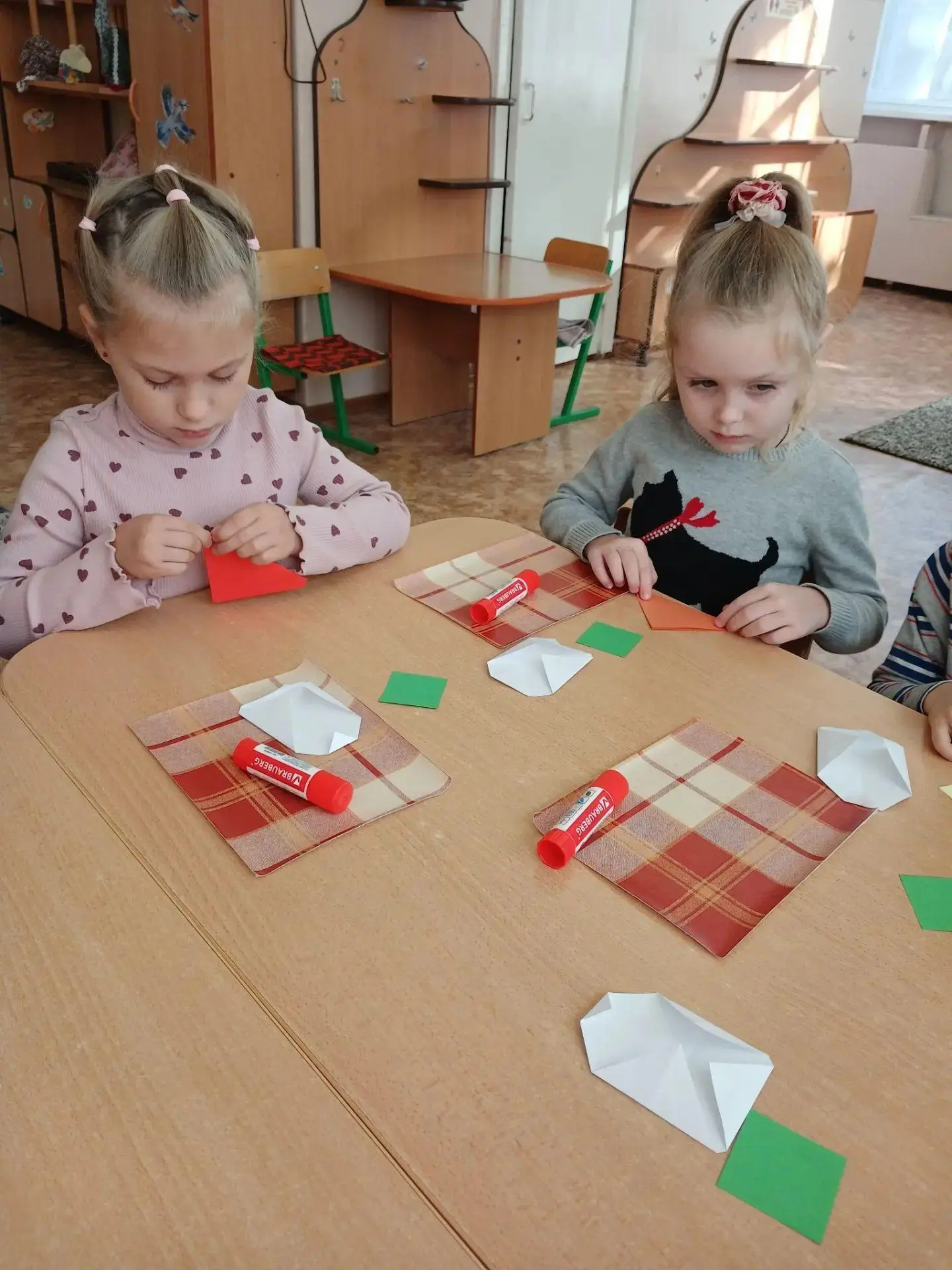 Топал гномик по тропинке,
